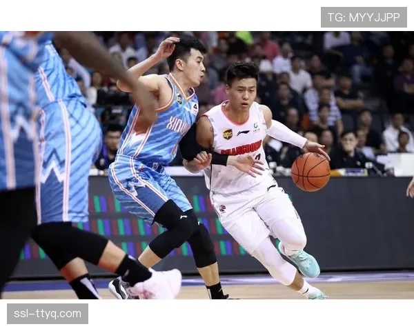 战术板：李炎哲的护框如何改变了新疆队的防守体系