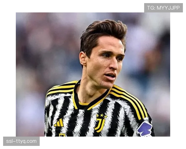 特写：伤停九个月后，尤文边锋基耶萨在替补席上的渴望眼神